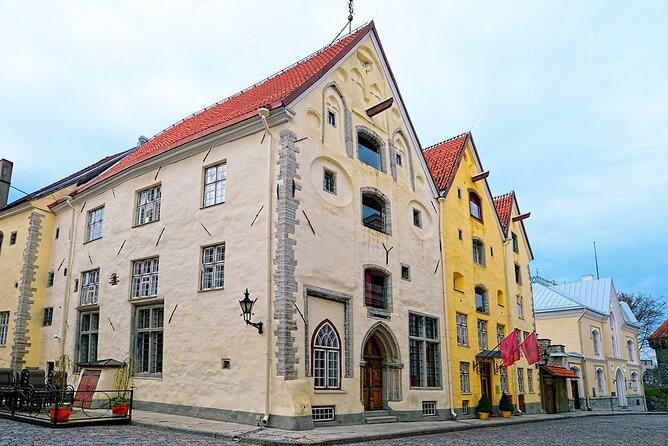 Express tour over Tallinn Old Town from the ferry - Town Hall Pharmacy and Tallinn Town Hall
