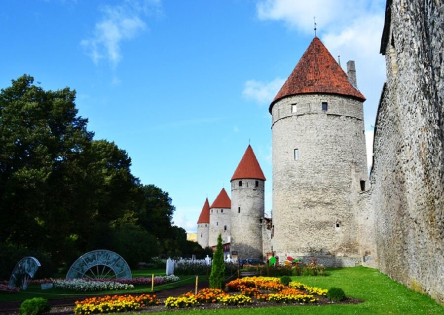 From Helsinki: Tallinn with Round-Trip Ferry & Guided Tour - Cobbled Old Town Square, Town Hall, and the UNESCO Feeling