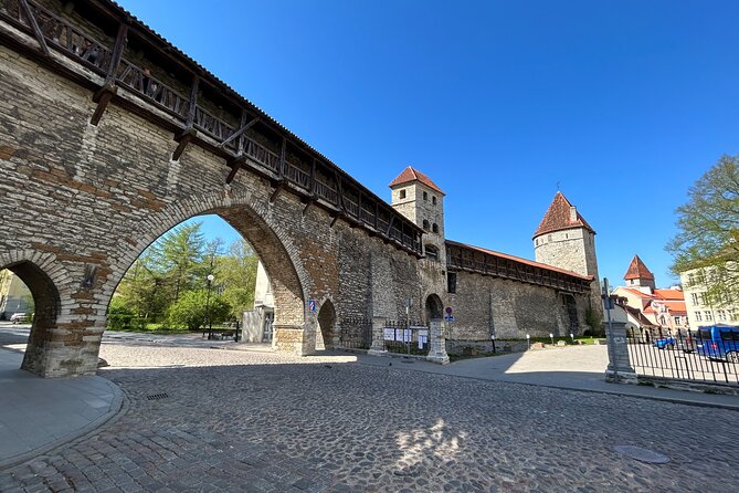 Group walking tour in Tallinn Old Town - Why the guides make this tour feel worth it