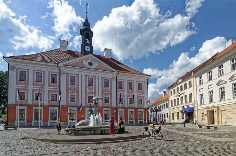 Magical Tartu Romantic Private Walking Tour - The Kissing Students fountain: luck for love in the middle of your route