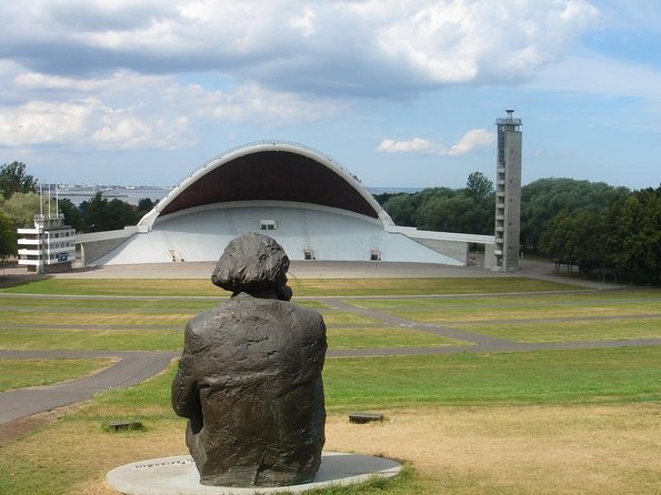 Panoramic tour over Tallinn by car - Kadriorg Park and KUMU Museum: where Tsar history meets modern art