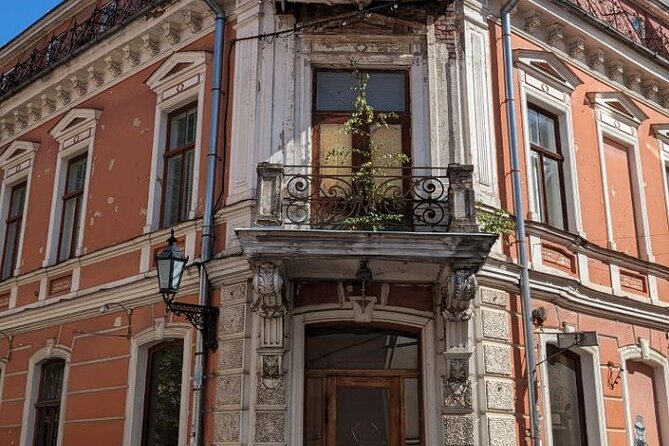Small Group Walking Tour of Vana Lugu Tartu Old Town - Town Hall Square and Arch Bridge: Pisa Tower and the Kissing Couple