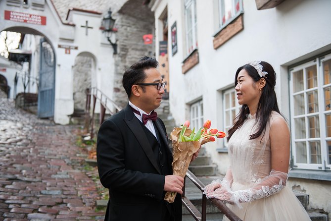 Tallinn 1 Hour Romantic Photo Tour - Meeting at Niguliste Street, Then Staying Put