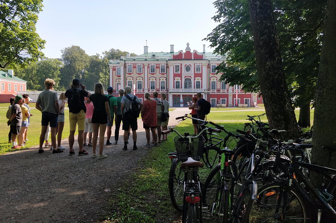 Tallinn Bicycle Sightseeing Tour - Stop 3: Kadriorg Park, From Manicured Gardens to Natural Feel