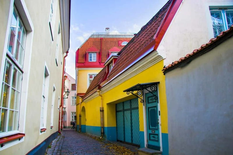 Tallinn: Capture the most Photogenic Spots with a Local - Meeting at the Black Angus sculpture: your photo anchor
