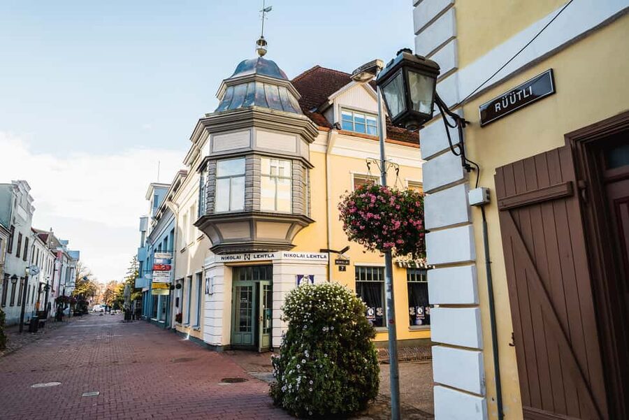 Tallinn: Hidden Gems of Pärnu day trip 8h - The free time pocket: lunch, shopping, and a calm second act