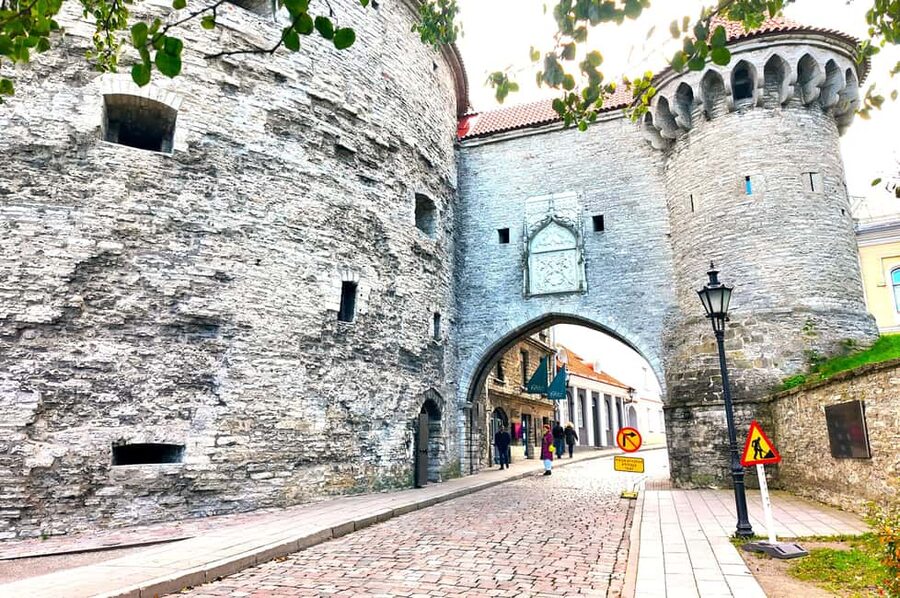 Tallinn Old Town: Stories and Views 2‑Hour Walking Tour - Tall Hermann and the Walk to Views: A Scenic Stretch With a Payoff