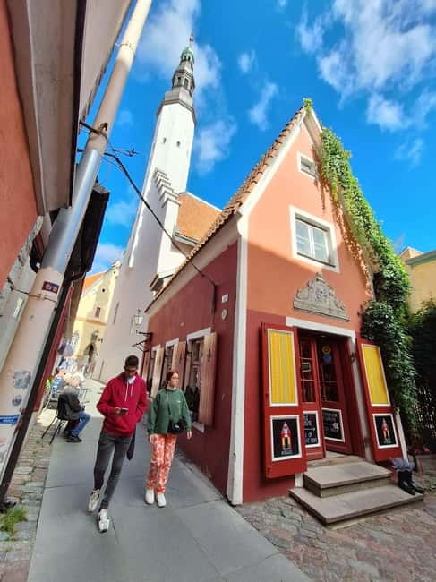 Tallinn: Private Guided Walking Tour of the Medieval City - Price and value for $126 per person in a private 4-hour walk