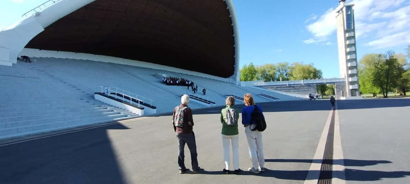 Tallinn singing grounds: story of bees that broke the empire - A note on language and group feel